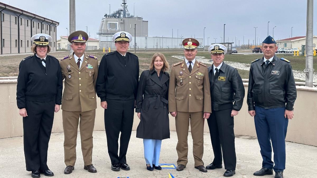 premiera comandament baza militara 99 deveselu femeie conducere navy support facility sua