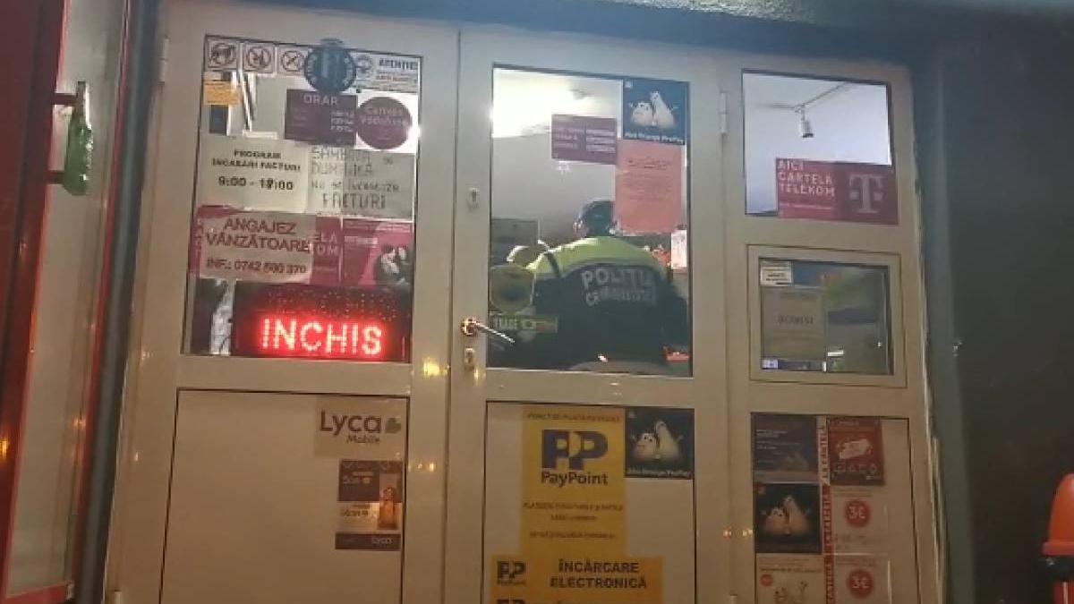 vanzatoare baia mare cutit mezeluri barbat mascat alegat strada