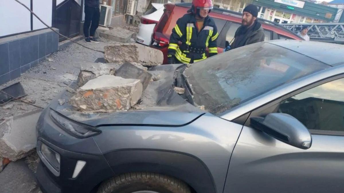 fatada bloc tulcea prabusit magazin doua masini