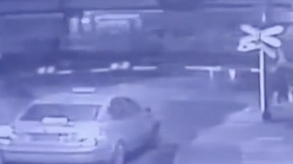 Imagini noi arată că trenul din Grecia mergea în direcția opusă înainte de accidentul feroviar. Premierul elen își cere scuze