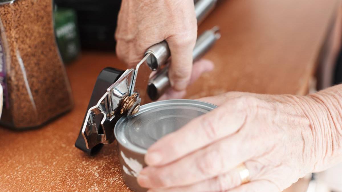 batrana 84 ani judecata instanta furt pateuri cafea alba