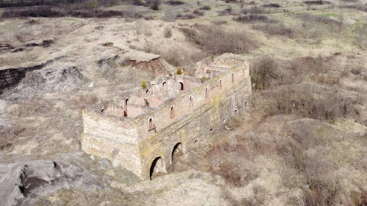 cladire veche uzine fier calan neglijata monument risc prabusire