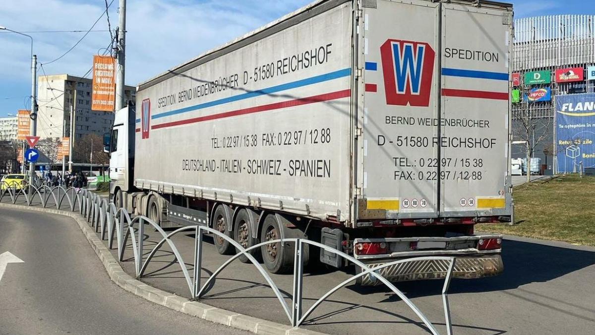 sofer lasat camion parcat trotuar in fata mall bucuresti sector 2