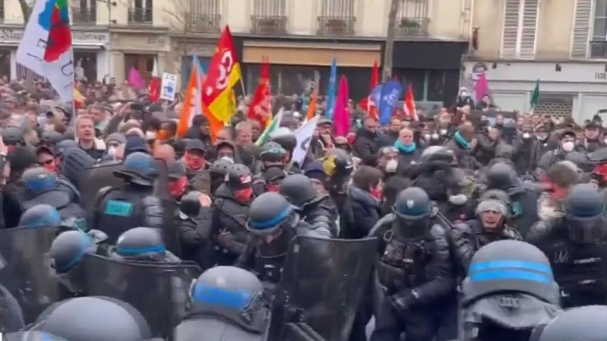 greva franta protest un milion oameni strada crestere varsta pensionare