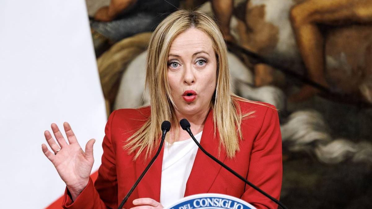 Giorgia Meloni, criticată pentru că a mers la karaoke după dezastrul din Calabria
