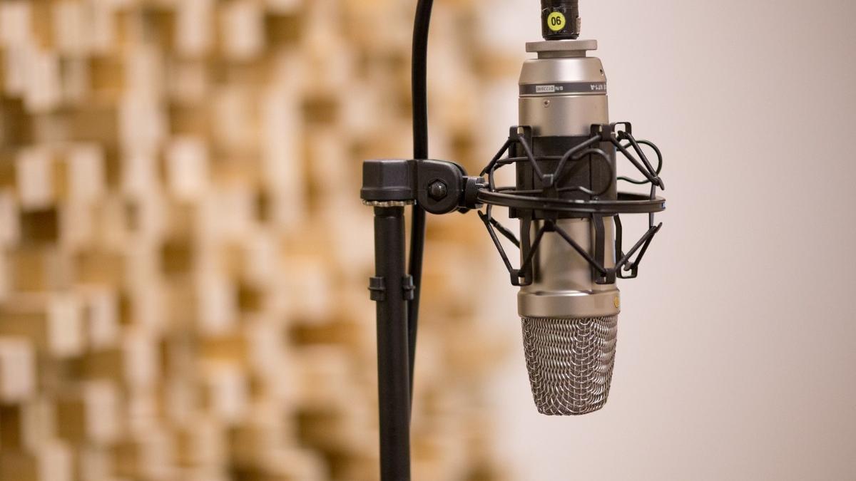 barbat folosit radio pirat terasa bloc bucuresti cercetat politisti