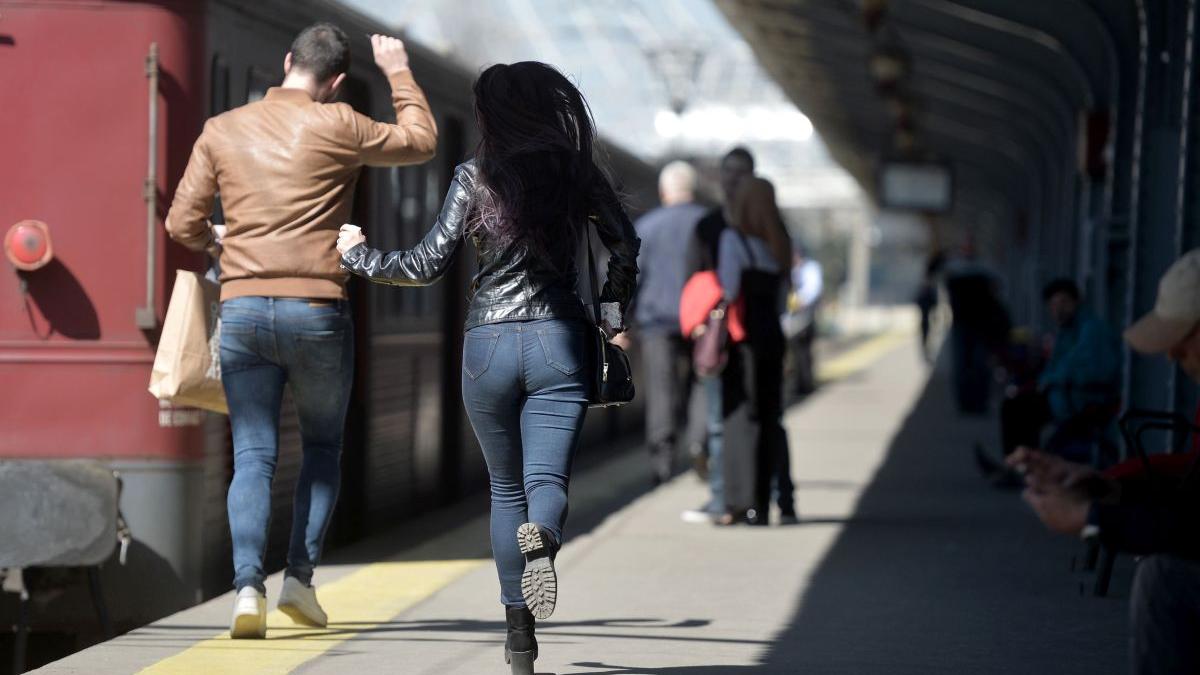pericol calea ferata cfr calatori trenuri noi 15 ani