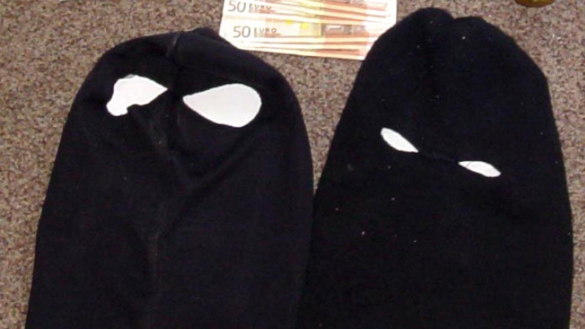 tineri furt targu jiu cagule telefoane