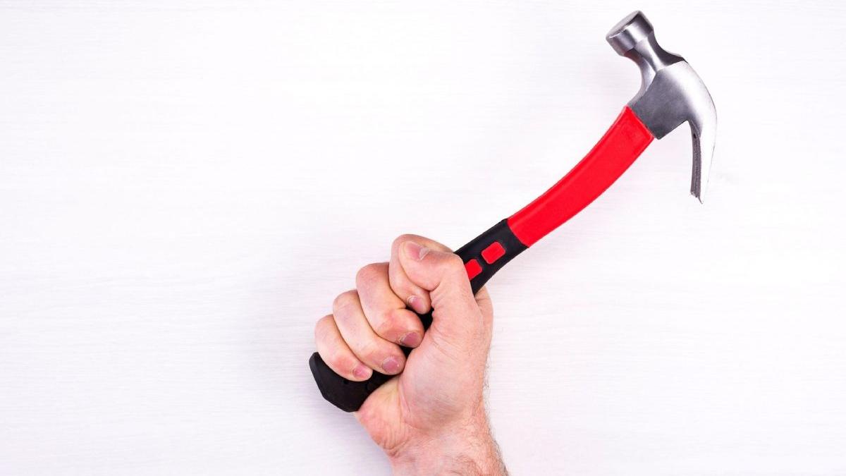 romanul cu ciocan rosu spaima oras italia