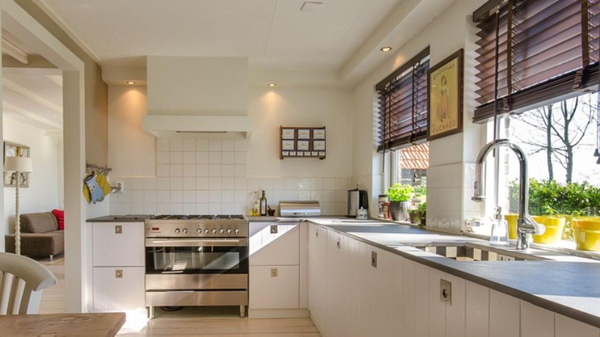 barbat bucatarie tapet descoperire