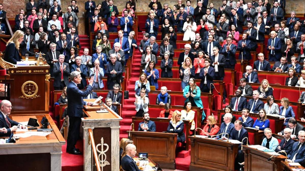 adunarea nationala franta a respins ambele motiuni reforma pensiilor