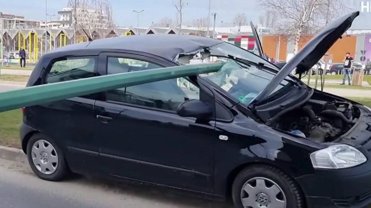 stalp cazut peste masina brasov