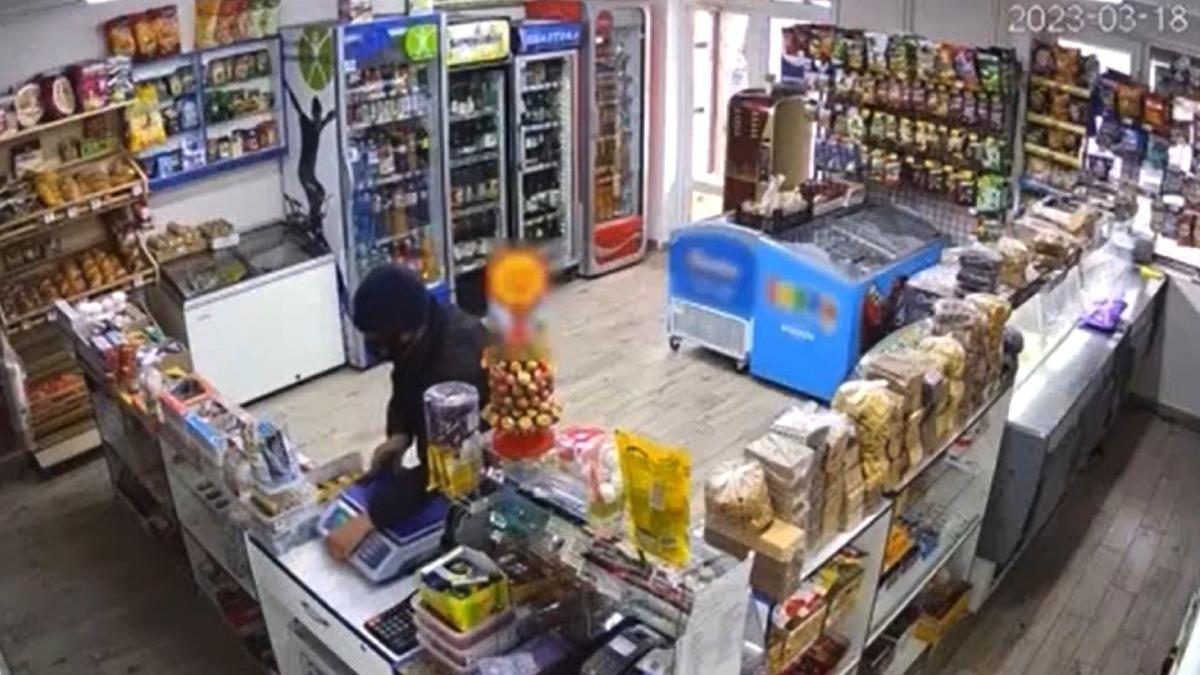 barbat furat cantar casa de marcat magazin 10 ani inchisoare