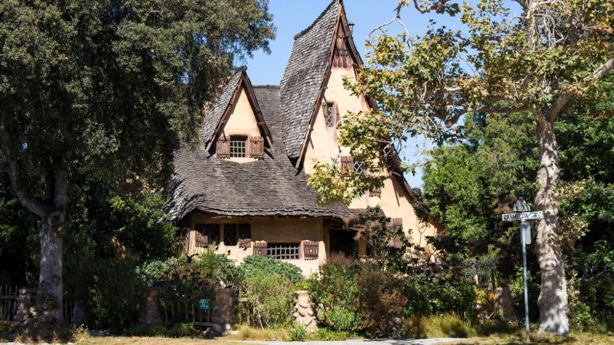 cum arata casa vrajitoarei celebra internet hansel gretel beverly hills