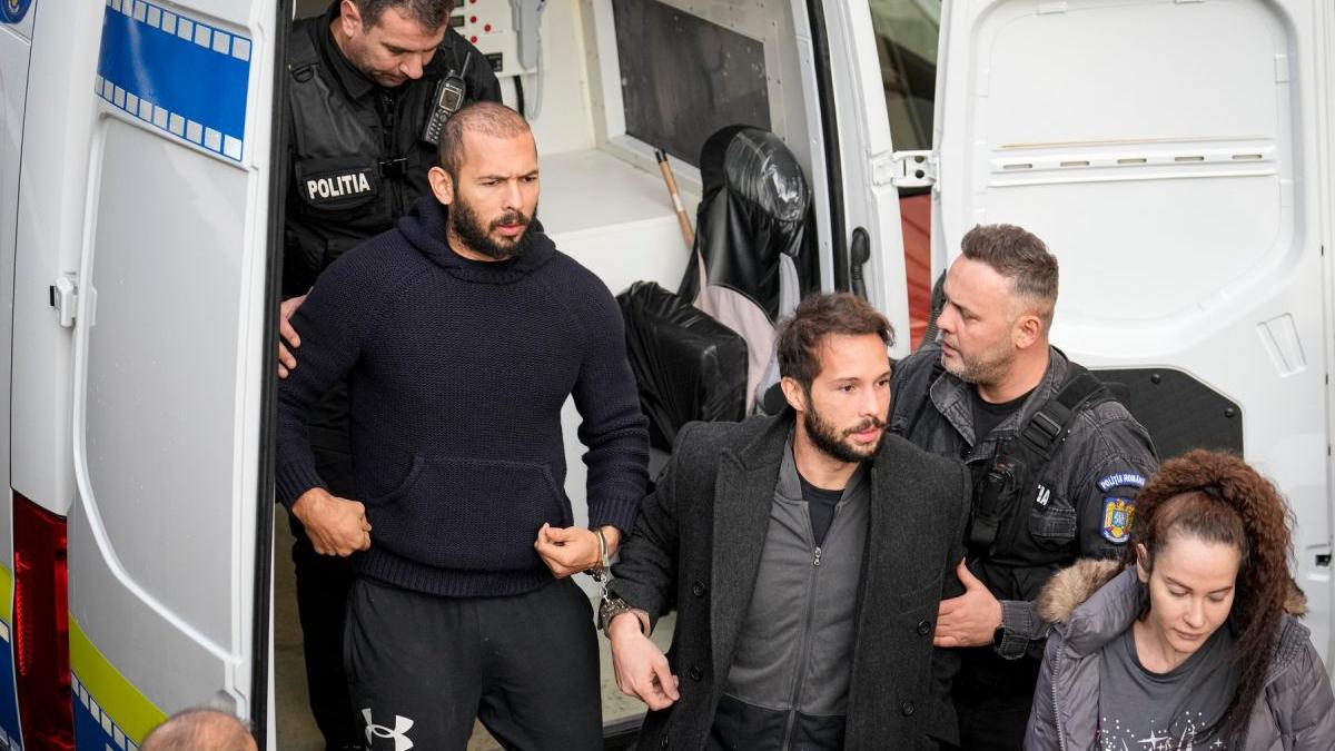 "Voi şi familia voastră veţi plăti". Noi stenograme incendiare în care Andrew Tate le şantaja din arest pe fetele care au depus mărturie