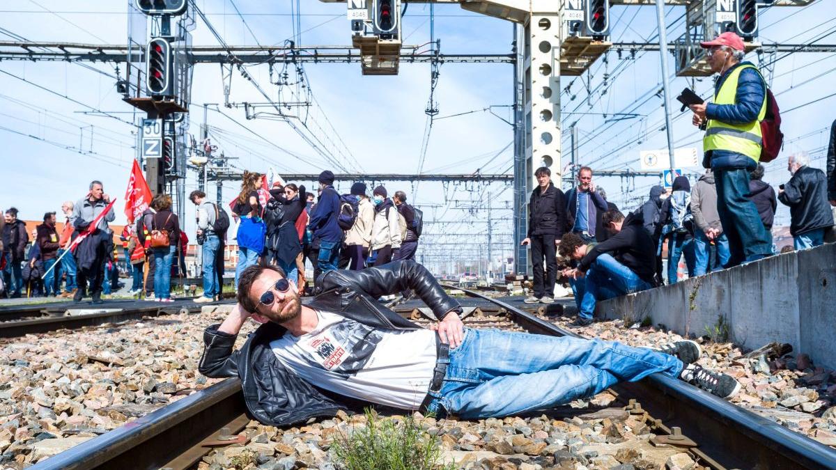 franta zguduita furia protestatarilor declaratii presedinte macron acest om da foc la tara