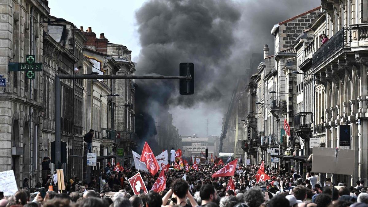 regele charles al marii britanii amana vizita franta manifestanti incendiat primaria bordeaux