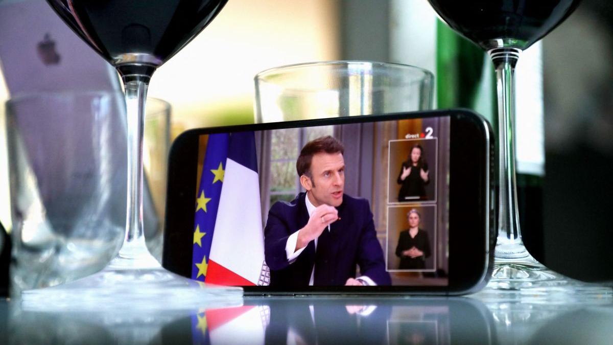 uite l nu e emmanuel macron televiziune gest i a scos din minti pe protestatari