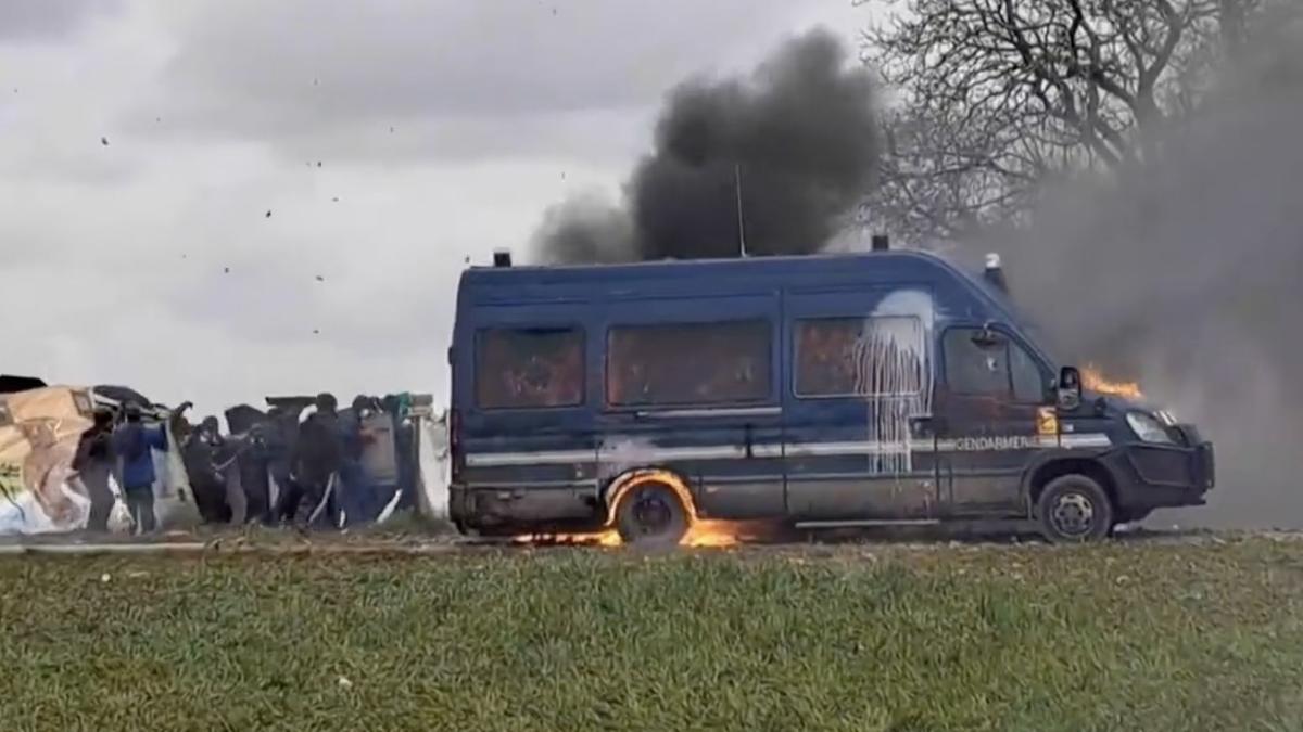 inca o zi confruntari politisti protestatari franta autospeciale incendiate