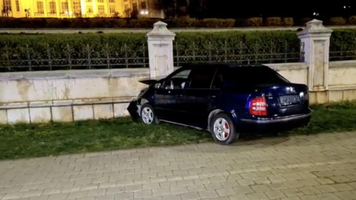 accident parlament sofer 20 ani intrat masina gard institutie