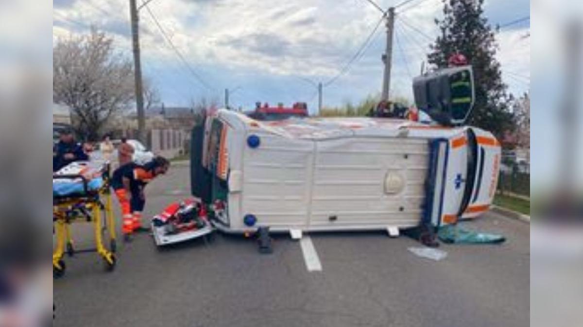 ambulanta cu un pacient minor rasturnata in urma unui accident in urziceni
