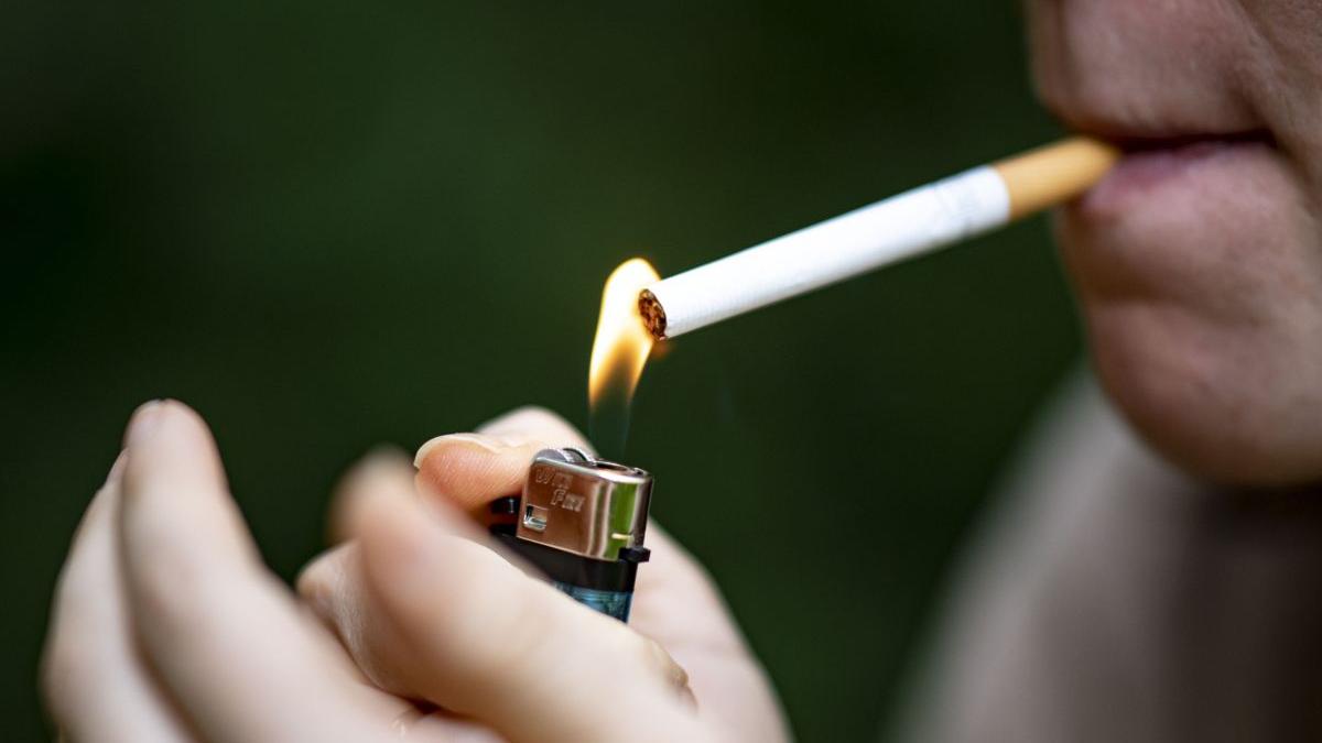 barbat a fumat in timpul serviciului amendat i s au numarat tigarile japonia