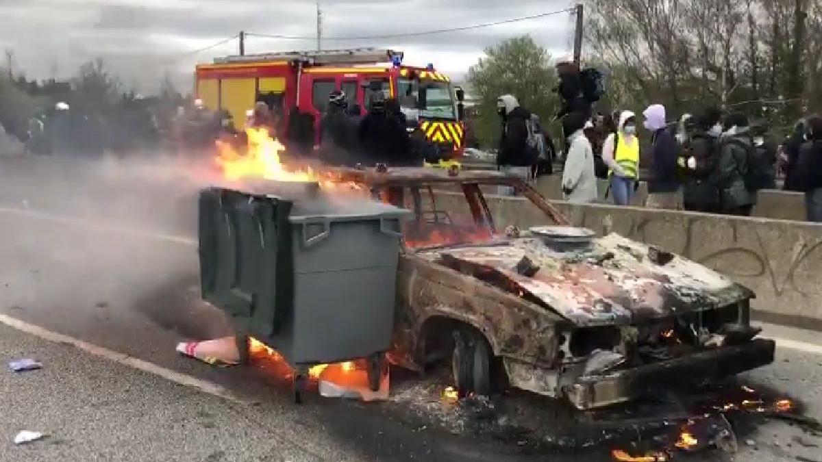 franta flacari proteste masina incendiata rennes ministru francez risc violente