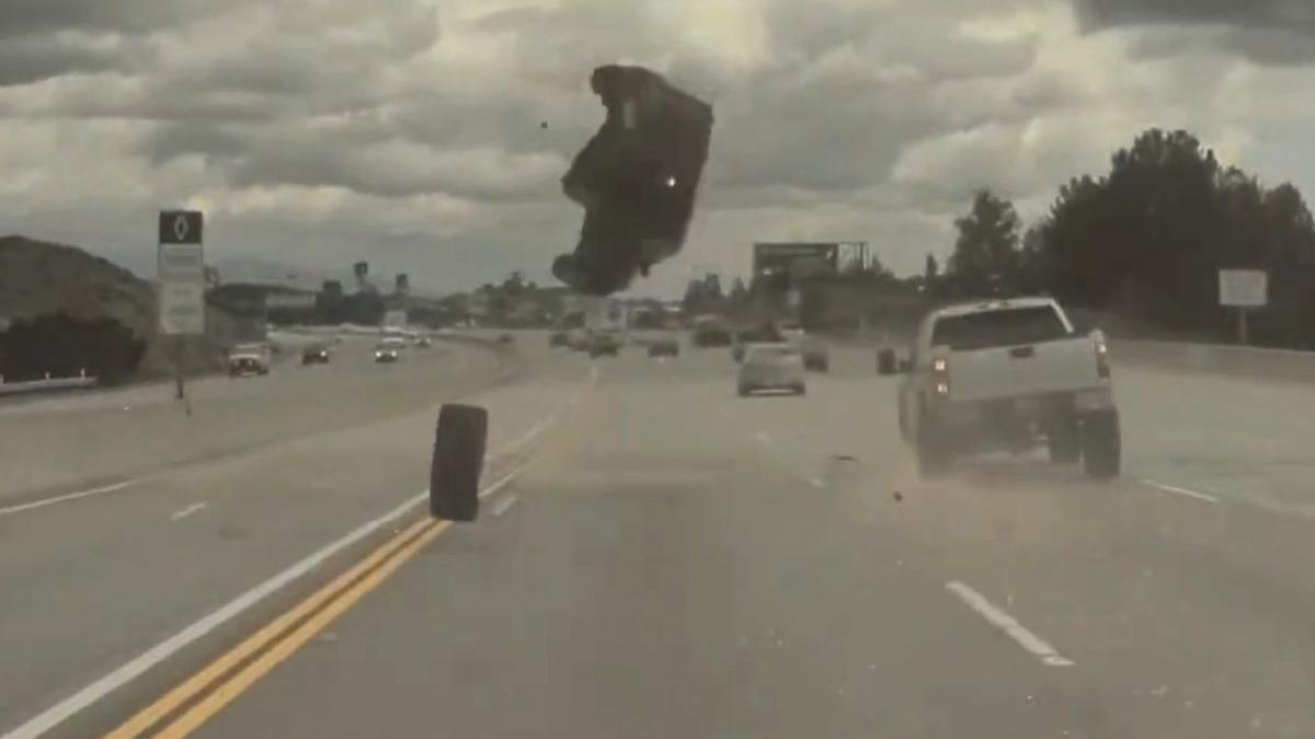 masina aruncata in aer roata desprins in mers autostrada