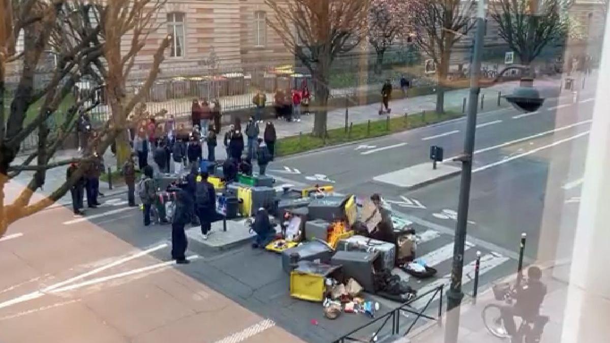 rennes oras focuri proteste franta liceeni baricada pubele