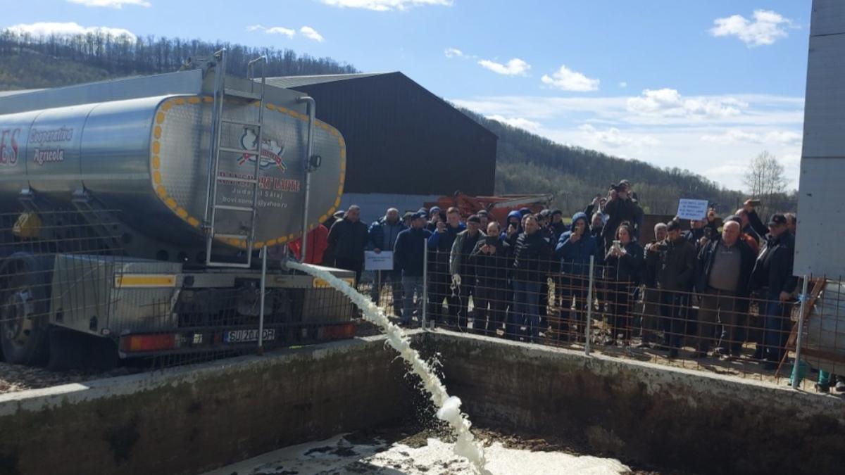 cisterna plina lapte varsata fosa protest fermieri nu mai au cui sa vanda