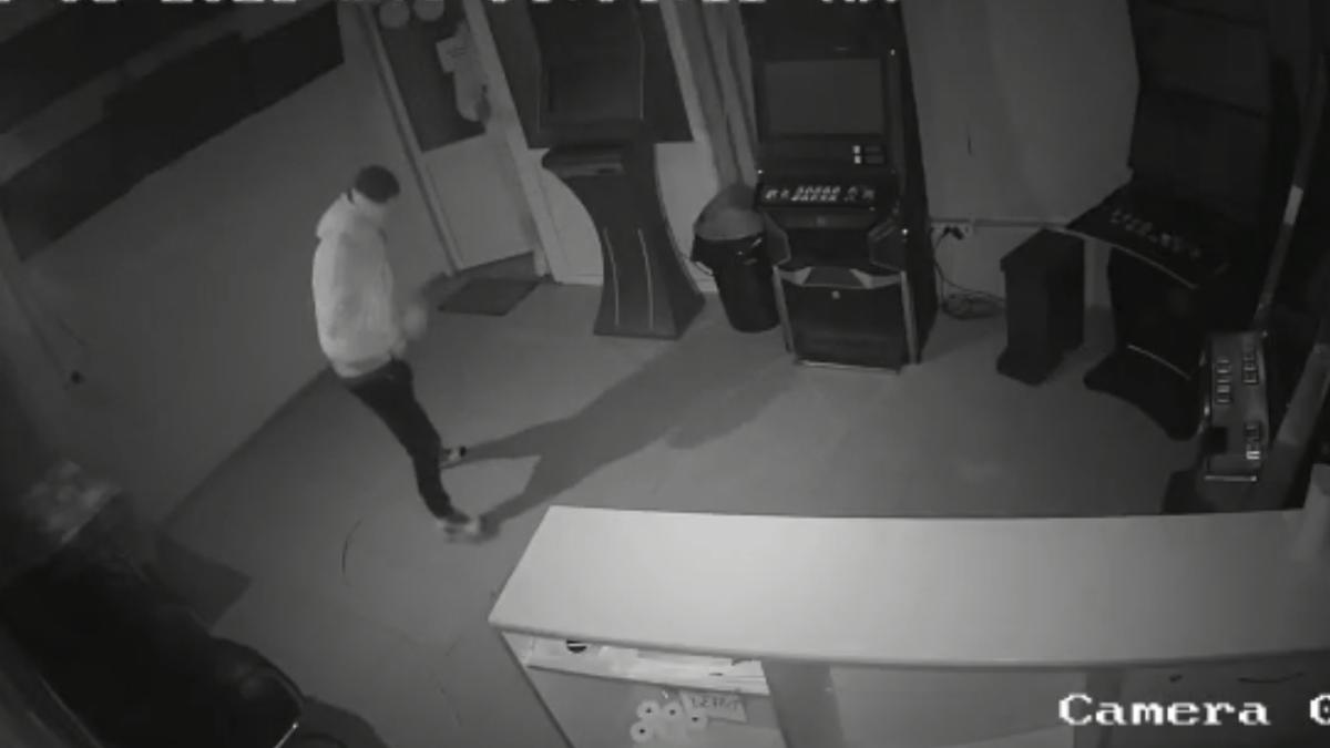 Un b??rbat a furat 20.000 de lei dup?? ce a distrus aparatele dintro