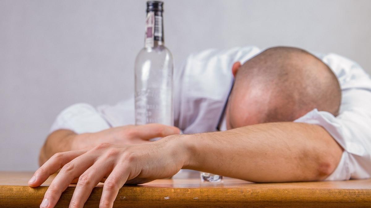 barbat gasit mort bar comuna copalau botosani bautura apel 112 ambulanta