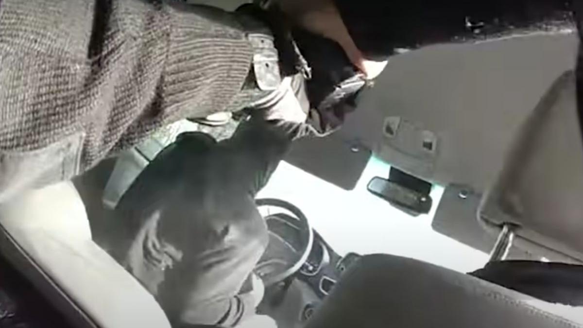 adolescent 17 ani volan masini furate impuscat mortal politist bancheta din spate