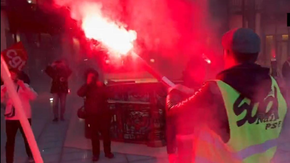 bani pensii protestari furiosi rachete de semnalizare asalt black rock administrator financiar