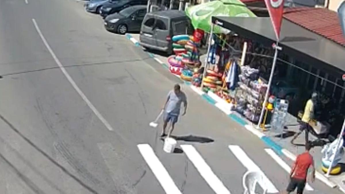 barbat costinesti trecere pietoni direct in magazin