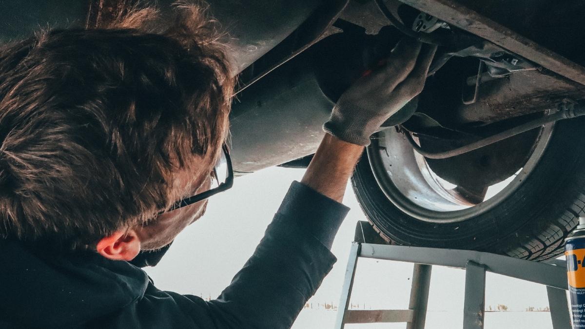 un barbat a sunat la 112 si a anuntat ca are o bomba sub masina