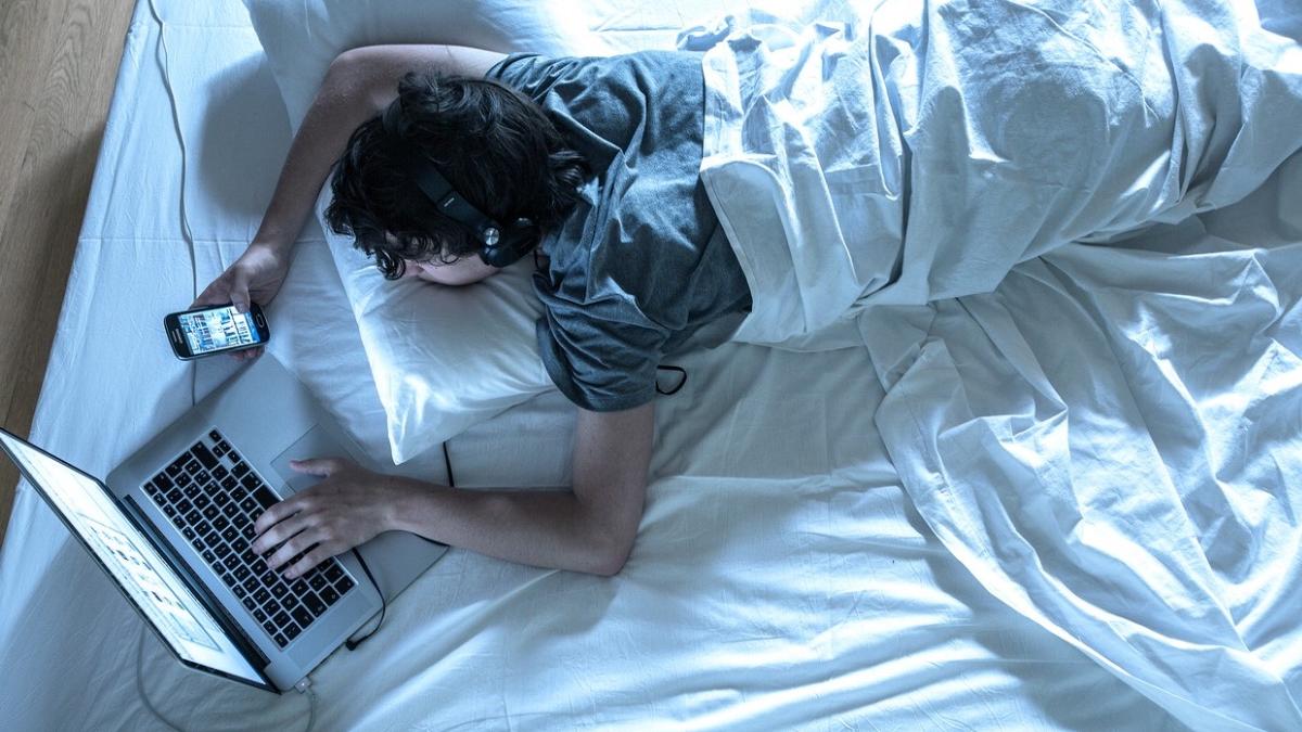 ce cauta oamenii internet cate ore petrec romanii online zilnic