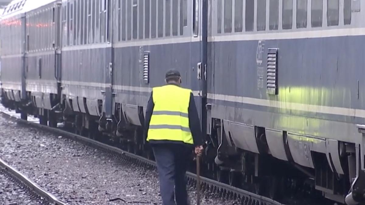 Șef de tren, înjunghiat de un călător în trenul Budapesta - Timișoara. Totul s-a întâmplat după închiderea ușilor, în gara Curtici
