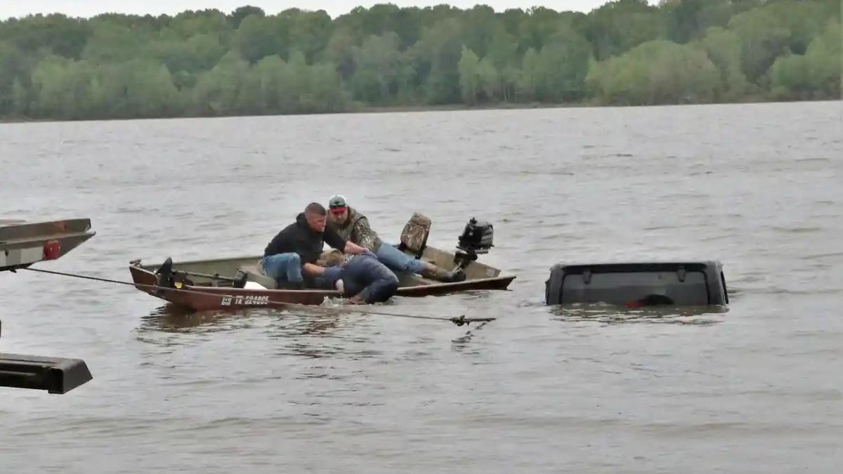 gemeie disparuta gasita in viata masina scufundata lac texas