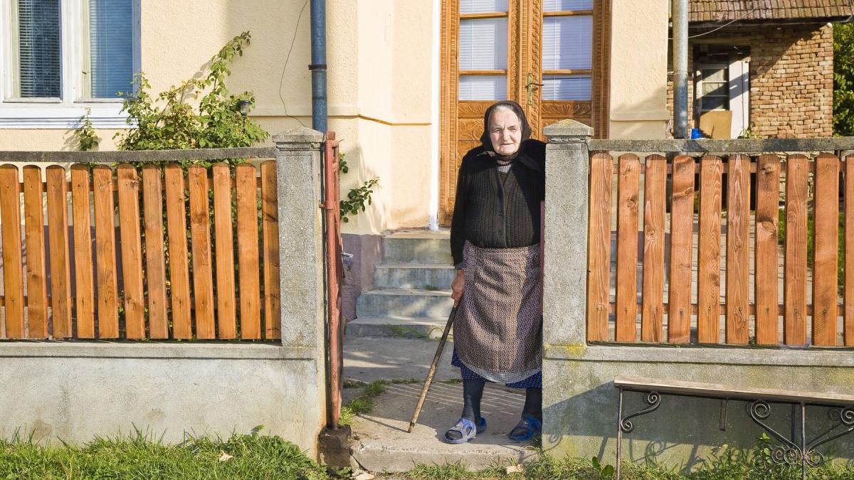 zeci de mii de romani vouchere alimente cand ajung carduri bani