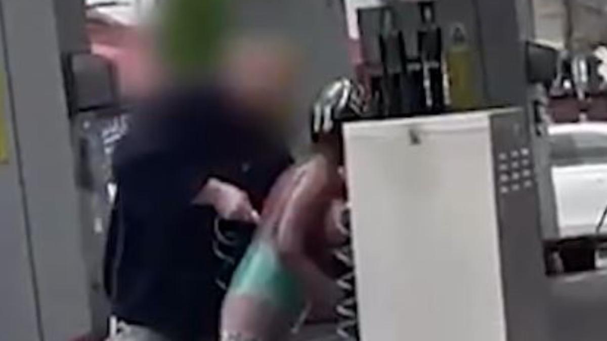 barbat filmat umfla papusa gonflabila benzinarie bucuresti