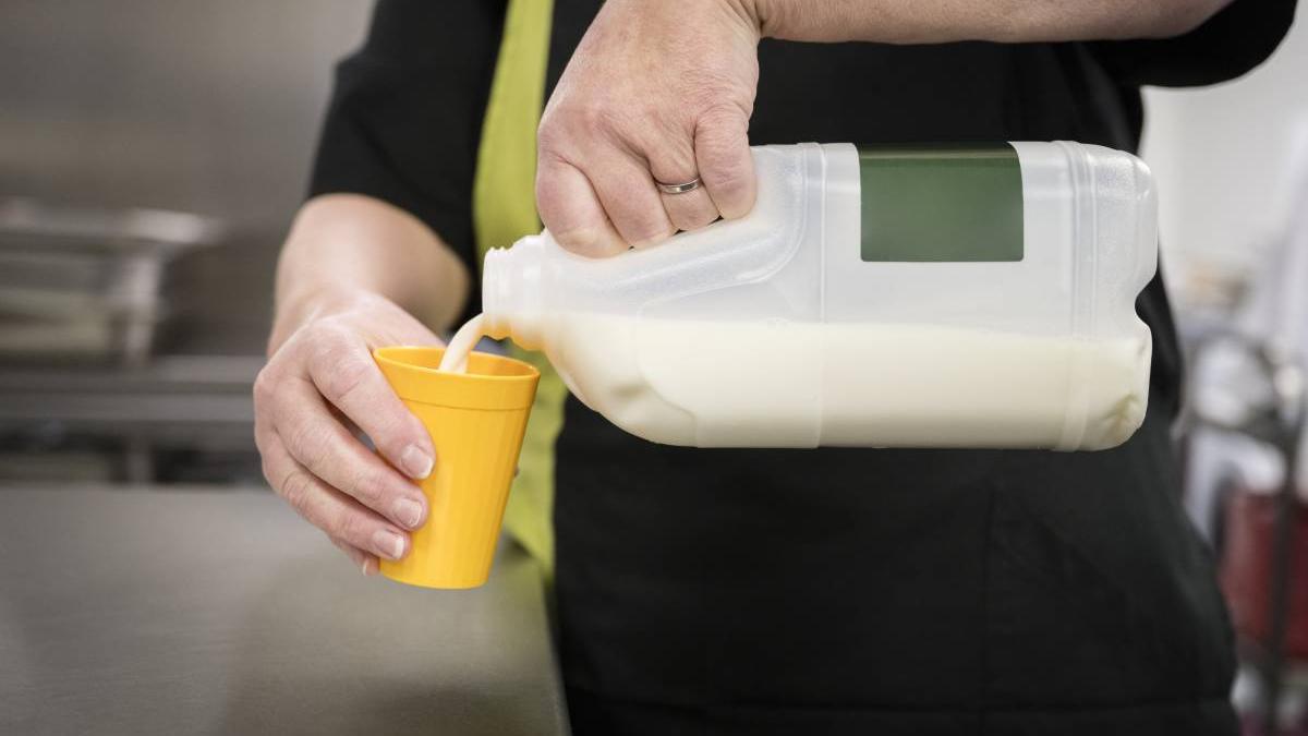 surpriza barbat cumparat cutie lapte 1 litru supermarket