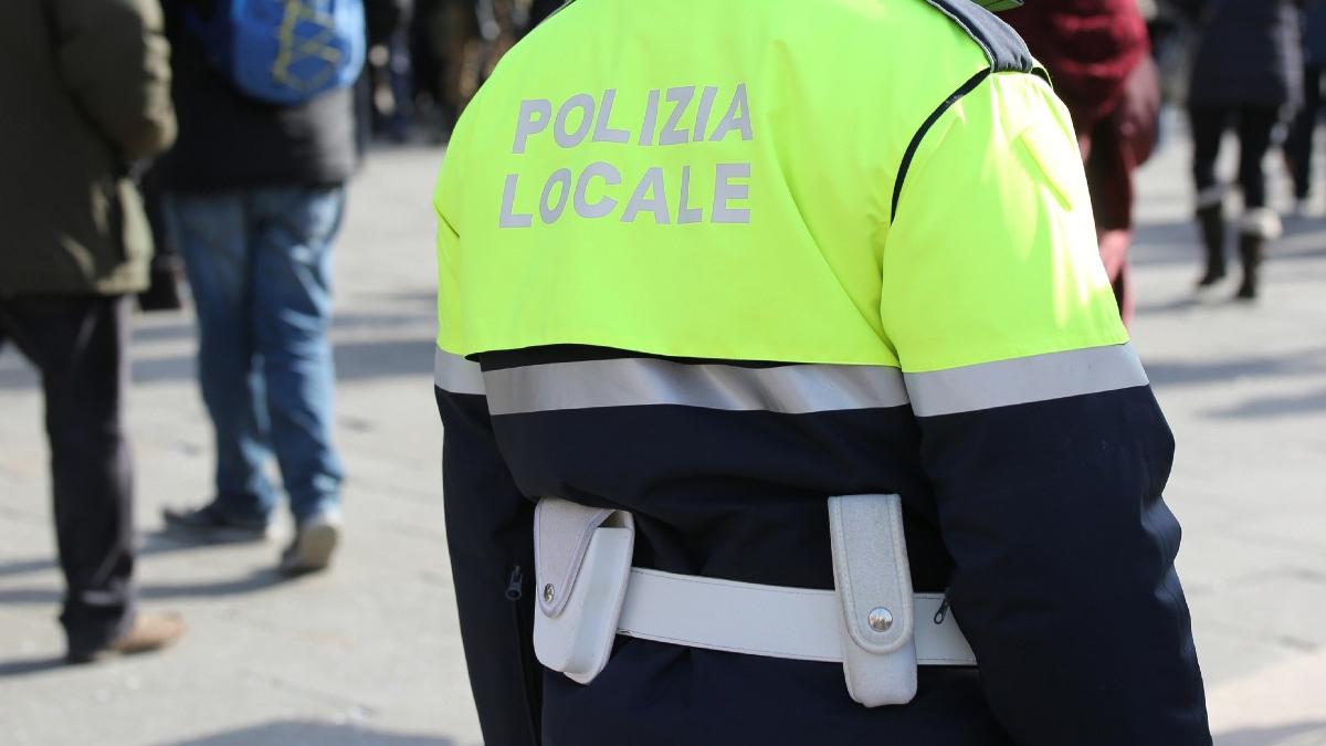 un sofer roman de microbuz a fost oprit in trafic si arestat in italia noua pasageri romani bagaje