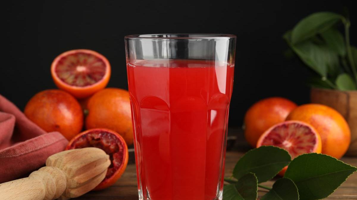 chelnerita sange bauturi clienti