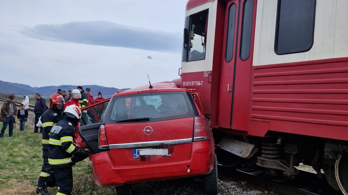 doua persoane grav ranite dupa ce masina in care se aflau a fost lovita de tren in brasov