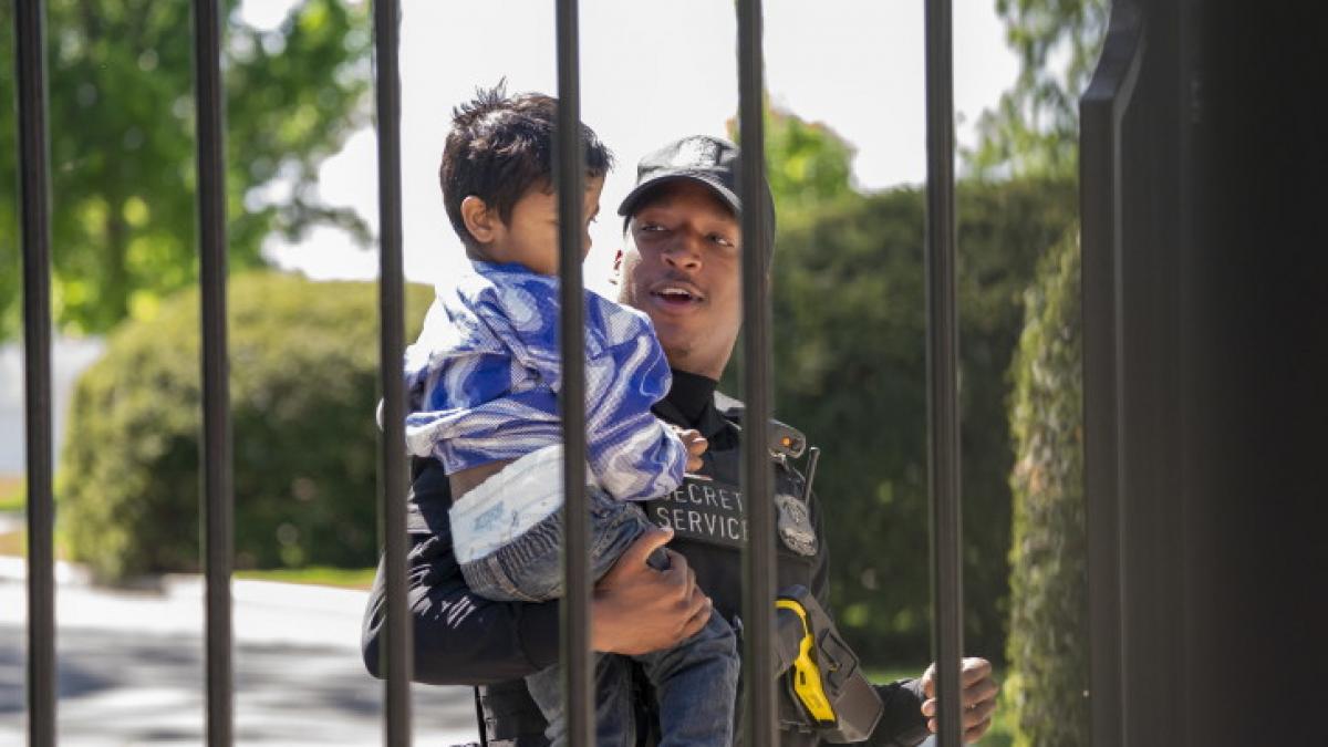 copil intrus gratii gradina casa alba