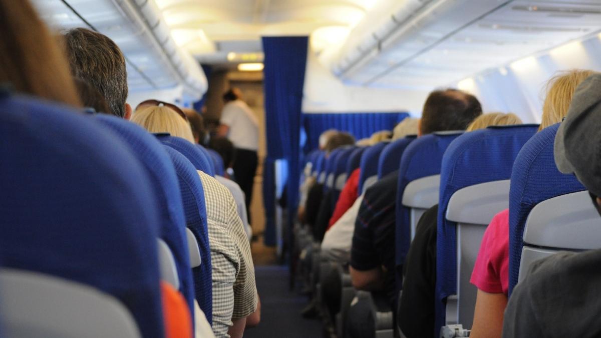 insotitoare de bord recomandari locuri bune avion calatorii lungi