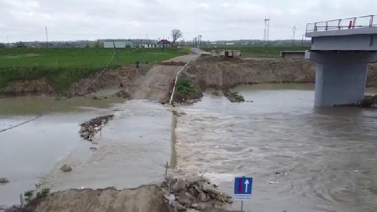 inundatii prapad tara sosea rupta pod luat ape