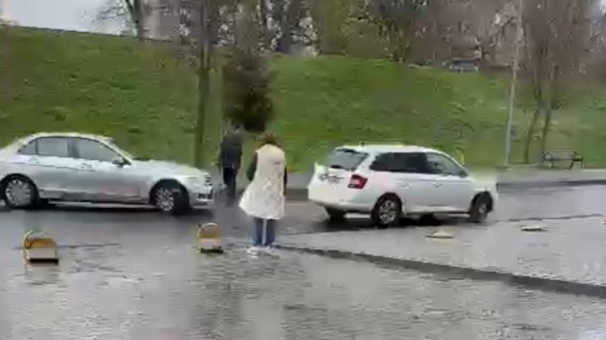 femeie arad luata capota alta femeie parcat locul ei platit