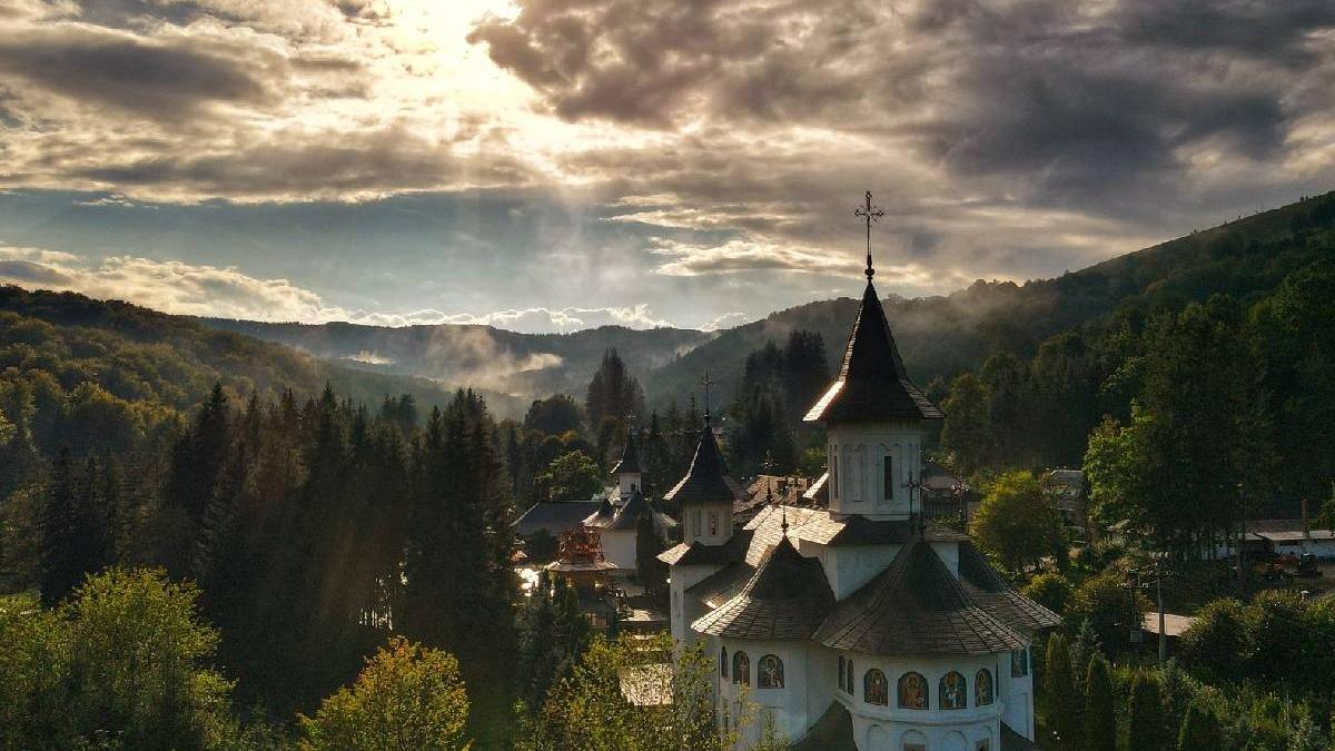 trup neinsufletit barbat descoperit chilie manastire neamt